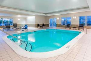 サバンナにあるResidence Inn Savannah Midtownのホテルの客室内の青い水のプール