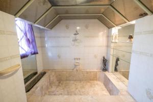 duża łazienka z dużą wanną w pokoju w obiekcie Augusta Palace w mieście Salta