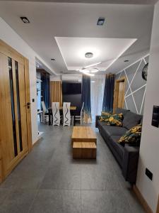 een woonkamer met een bank en een salontafel bij Apartament NATA in Zakopane