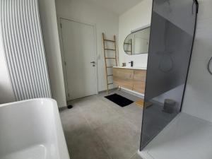 A bathroom at Au Natur'helpe