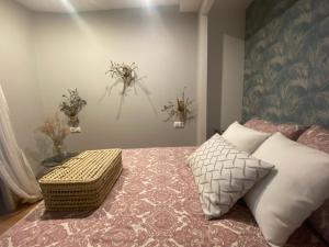 Schlafzimmer mit einem Bett mit einem Tisch und Kissen in der Unterkunft Apartamenro A Tixola casco histórico in Pontevedra