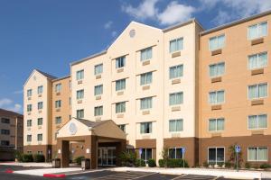 una imagen de un edificio de hotel en Fairfield Inn & Suites by Marriott San Antonio Airport/North Star Mall en San Antonio