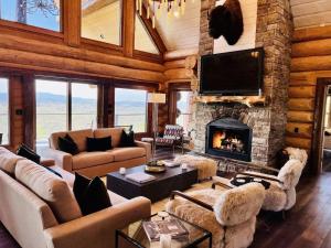 Χώρος καθιστικού στο 5500 sf cabin 6 king 2 queen beds heated pool spa game room mountain views