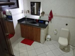 Baño pequeño con lavabo y aseo en Hostel Da Penha en Vila Velha