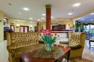 a waiting room with a vase of flowers on a table at BURSZTYN - BERNSTEIN SPA & Wellness in Dąbki