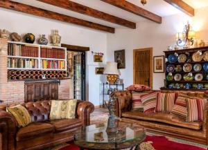 uma sala de estar com sofás de couro e uma lareira em Villa San Nicolas - private, tranquil, relaxing.. em Ermita Nueva