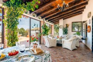 uma sala de jantar com mesa e cadeiras em Villa San Nicolas - private, tranquil, relaxing.. em Ermita Nueva