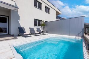 una piscina nel cortile di una casa di Holiday Home Miriam Kastela with a private pool a Kaštela (Castelli)