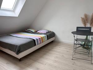 sypialnia z łóżkiem i stolikiem w obiekcie Breizh Horizon w mieście Tréméven