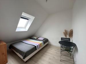 Habitación pequeña con cama y ventana en Breizh Horizon, en Tréméven
