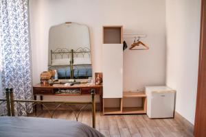 1 dormitorio con espejo y 1 cama en B&B Epoche', en Nápoles