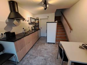 uma cozinha com um balcão e um frigorífico branco em Ferienhaus 13b em Bad Orb