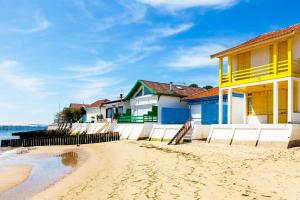 szereg domów na plaży w obiekcie Maison piscine 4 ch Carcans Médoc Bassin Arcachon w mieście Carcans