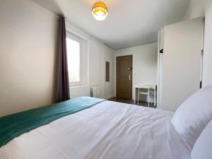 sypialnia z dużym białym łóżkiem i oknem w obiekcie AptCityStay w Apt