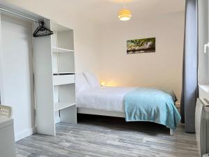Posteľ alebo postele v izbe v ubytovaní AptCityStay + 8 fotografií