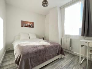 Łóżko lub łóżka w pokoju w obiekcie AptCityStay