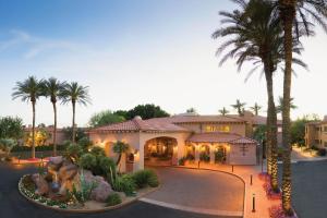 uma casa com uma palmeira em frente em Sheraton Desert Oasis Villas, Scottsdale em Scottsdale