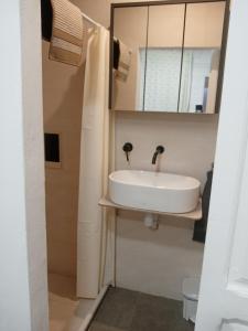 W łazience znajduje się umywalka i lustro. w obiekcie Rooms Burjassot w mieście Burjasot