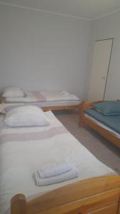 Una cama o camas en una habitación de Tumska Przystań