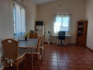 a living room with a table and chairs and a kitchen at El Retiro - Casa Vibrante in Pilar de Jaravía