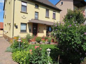 a house with a garden in front of it at Landhausstil trifft Moderne in Muhlheim am Main