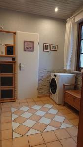 a kitchen with a washing machine in a room at Landhausstil trifft Moderne in Muhlheim am Main