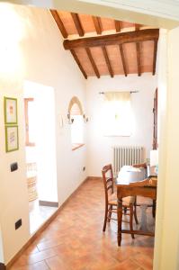a kitchen and dining room with a table and chairs at Apartment with Little Arch in Montepulciano