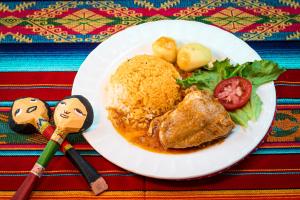 um prato de alimentos com arroz e legumes sobre uma mesa em Comunidad La Moya, Calpi em Riobamba