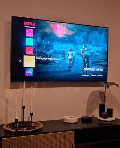 TV a/nebo společenská místnost v ubytování Escapade Mâconnaise Spa-Sauna-Ciel de pluie tropicale-Champagne Nuit Romantique