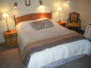 سرير أو أسرّة في غرفة في Bunratty Heights Guesthouse