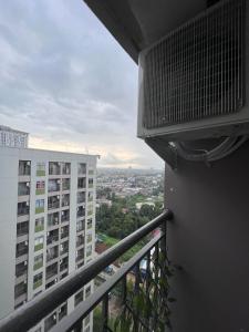 een balkon met uitzicht op de stad bij Apartemen Serpong Greenview Premium in Ciater-hilir
