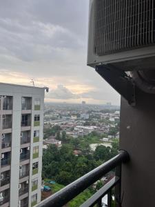 een balkon met uitzicht op de stad bij Apartemen Serpong Greenview Premium in Ciater-hilir