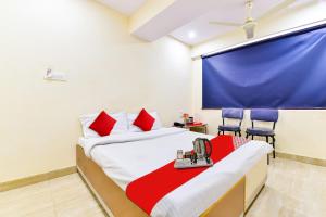 a room with two beds and a projection screen at Super OYO Hotel Tourist Residency in Jaipur