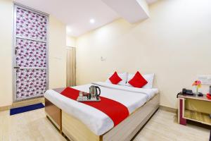a bedroom with a large bed with red pillows at Super OYO Hotel Tourist Residency in Jaipur