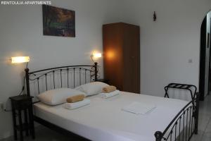 A bed or beds in a room at Rentoulia Apartments