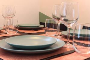 uma mesa com um prato e copos de vinho sobre ele em Casa Vitoria em Aguilar de Campóo