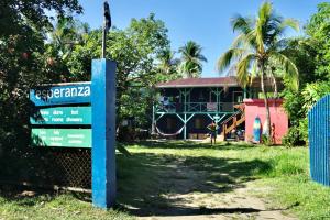 Hostel Esperanza في بافونيس: علامة أمام المنزل