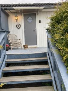 una veranda con panchina e porta di Verningen Apartment a Larvik