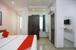 - une chambre avec un lit et une salle de bains avec des toilettes dans l'établissement Jsb Hotel, à Faridabad
