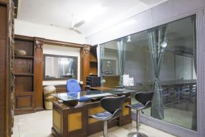 Cette chambre comprend un bureau avec des chaises et une fenêtre. dans l'établissement Jsb Hotel, à Faridabad