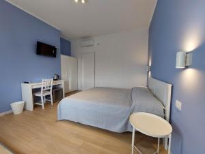 1 dormitorio con cama, escritorio y mesa en Ricomincio da Polignano en Polignano a Mare