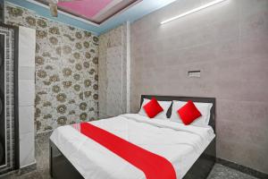 Una cama o camas en una habitación de OYO Red Apple Home
