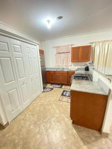 una cucina con porta bianca e piano di lavoro di Kelly's Apartments - Rental near Airport, Amenities and Bus Route a Saint Philip