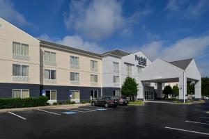 uma prestação de um hotel com estacionamento em Fairfield Inn & Suites Charlotte Arrowood em Charlotte