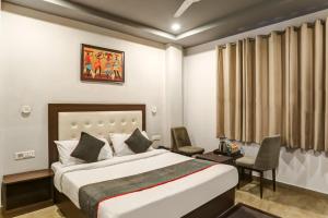 Pokój hotelowy z łóżkiem i krzesłem w obiekcie Townhouse Ranipur Mor w mieście Haridwar