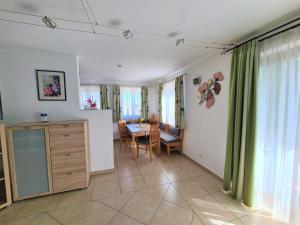 ein Wohnzimmer mit einer Küche und einem Esszimmer in der Unterkunft Gästehaus Dürnberg in Pastetten