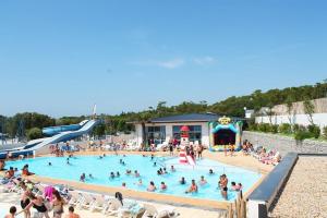 a group of people in a pool at a water park at Camping Saint Georges d'Oléron in Saint-Georges-dʼOléron