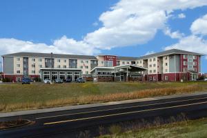 ein großes Gebäude am Straßenrand in der Unterkunft Residence Inn by Marriott Pullman in Pullman