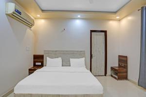 Gulta vai gultas numurā naktsmītnē Hotel Expo View Near PVR Ansal Plaza Greater Noida