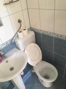 bagno con servizi igienici e lavandino di Room Široki Brijeg a Široki Brijeg